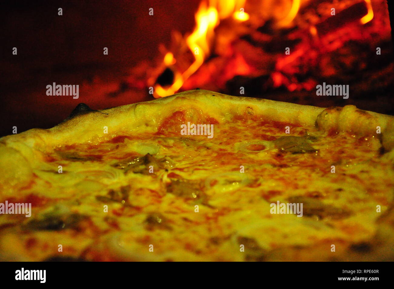 Professionelle Pizza Ofen mit Holz im Hintergrund brennen.Rustikale Pizza in Holz Ofen. Stockfoto