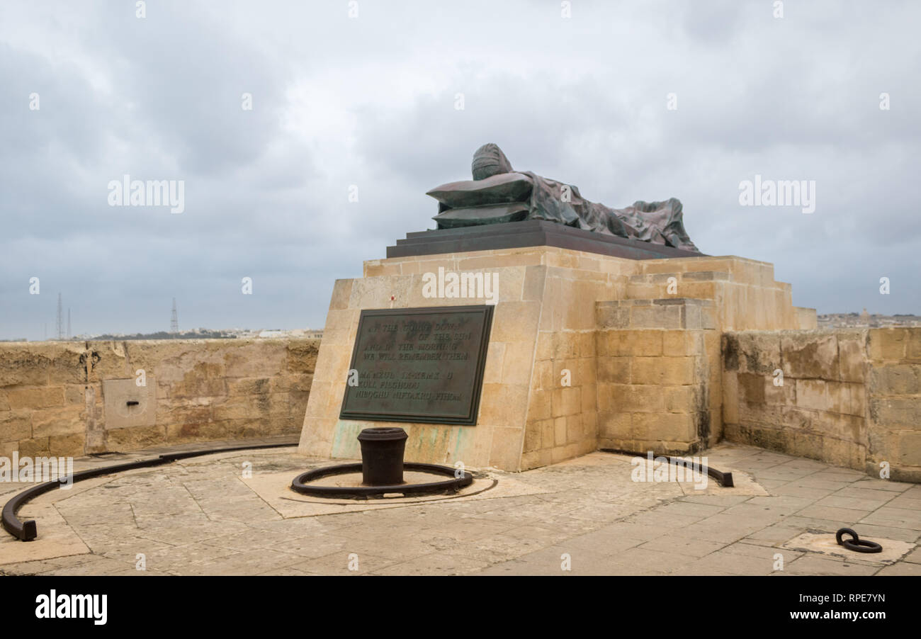 Blick auf Liegende Skulptur in der Nähe der Belagerung Bell War Memorial mit einer Beschreibung Zeichen in Malta von der Unterseite. Valetta, Valletta, Malta. Europa Stockfoto