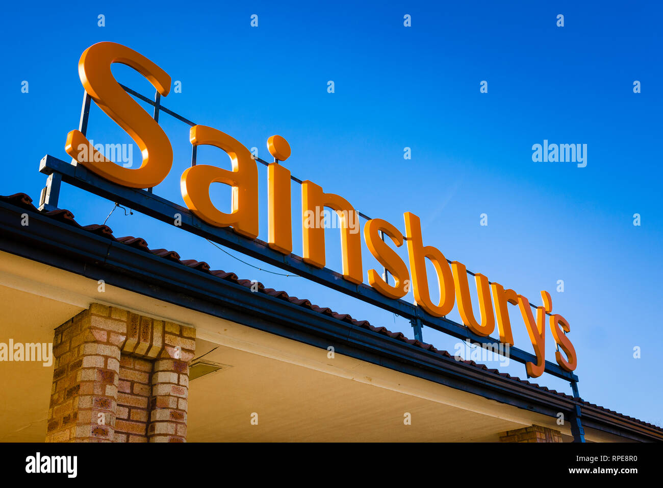 Schlagzeile Identifikation Name oben Sainsbury's Supermarkt in Chippenham Wiltshire England Großbritannien Stockfoto