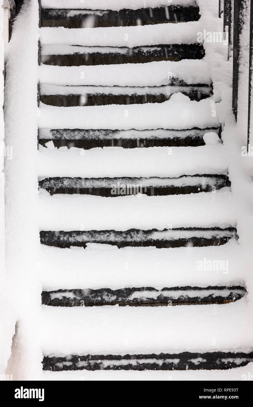 Äußere Holztreppe ausgesetzt zu Winter Schnee fallen Rendering unsicherer Zugang bis gelöscht Stockfoto