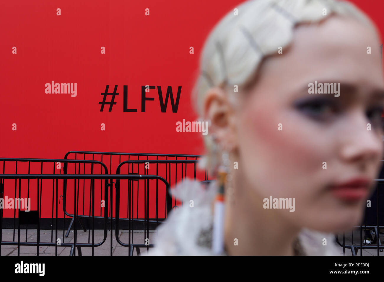 London, UK, 19. Februar, 2019. Anhänger der Mode einzuberufen auf der Faser (Central London) draußen, wo London Fashion Week statt. Stockfoto