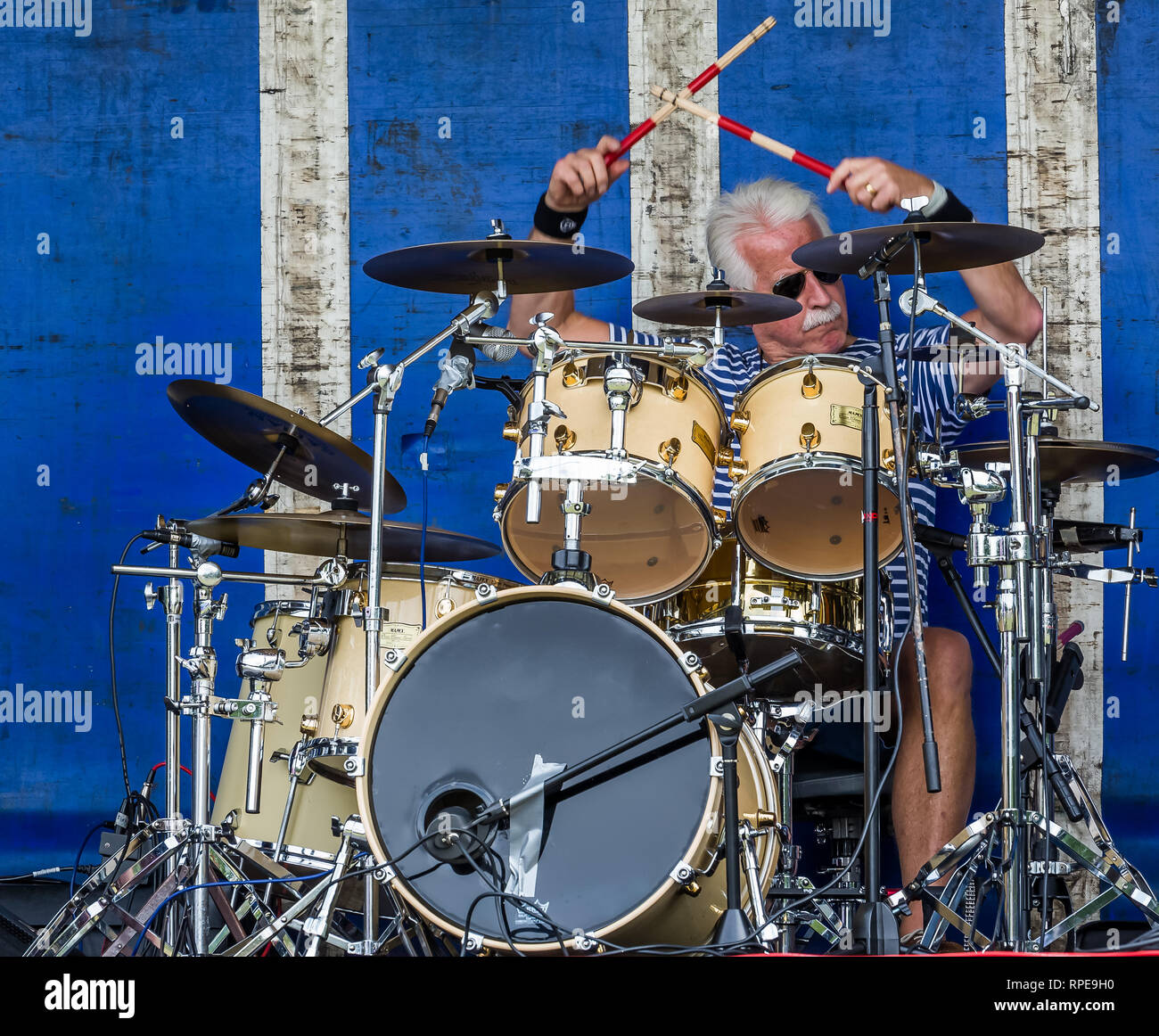 Reifen Silber behaartes Schlagzeuger - Action Shot in Chippenham, Wiltshire, Großbritannien am 11. Juli 2015 getroffen Stockfoto
