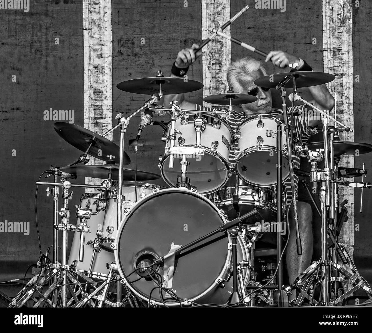 Reifen Silber behaartes Schlagzeuger - Schwarz-weiß - Action Shot in Chippenham, Wiltshire, Großbritannien am 11. Juli 2015 getroffen Stockfoto