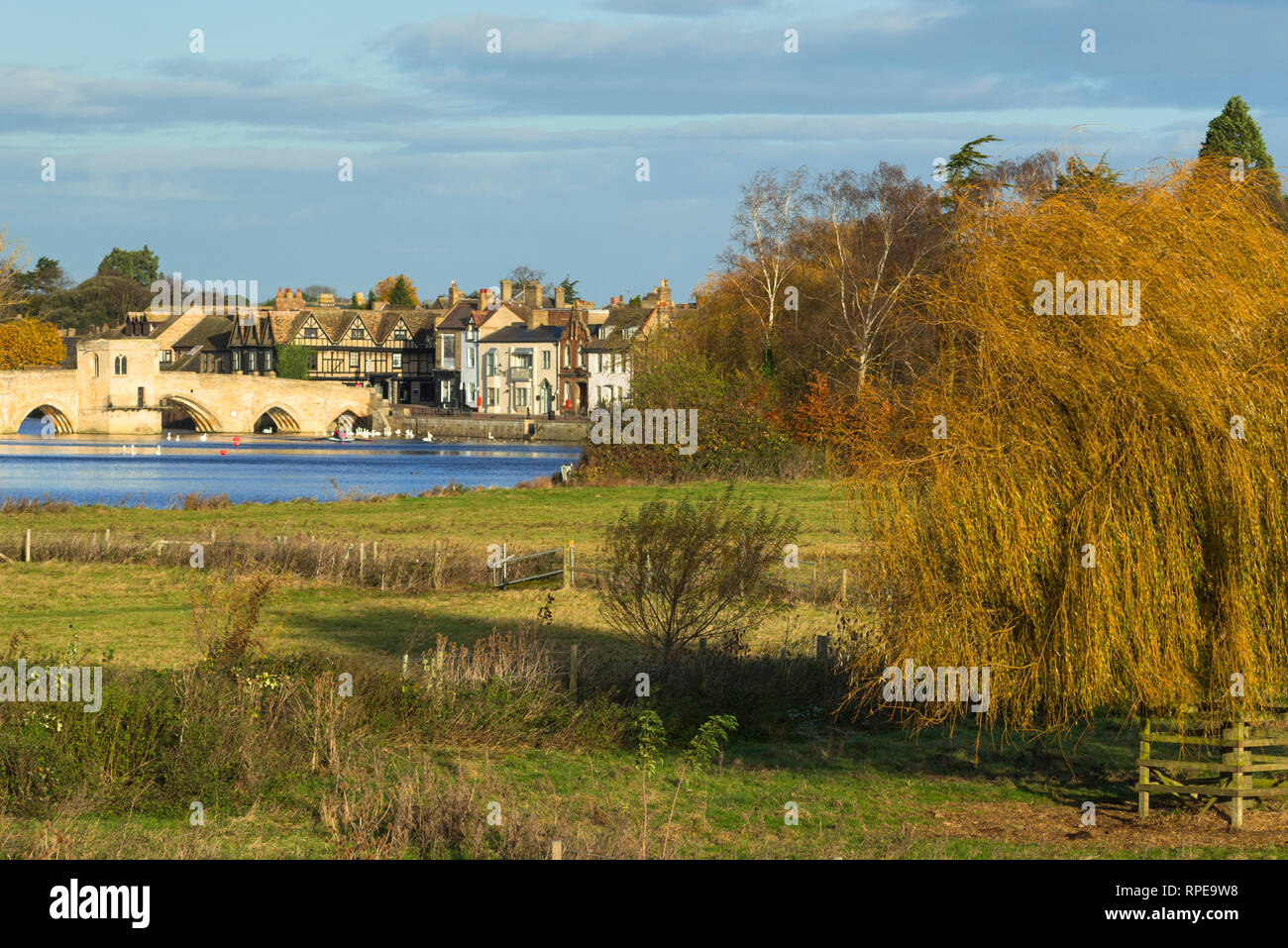 Fluss Great Ouse mit dem mittelalterlichen St Leger Kapellbrücke in St Ives, Cambridgeshire, England, UK. Stockfoto
