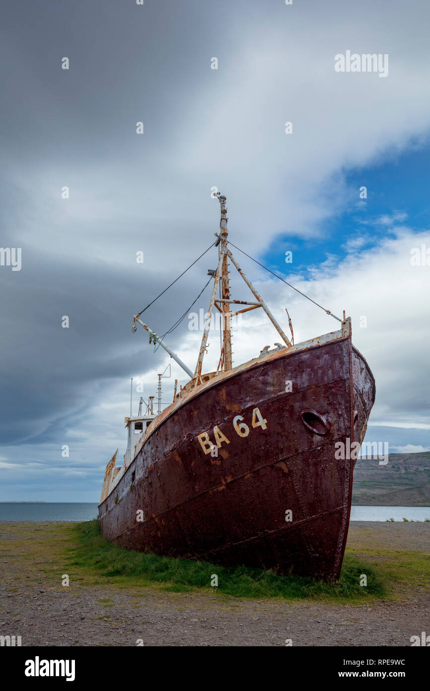Gardar BA 64 Schiffswrack Strände am Ufer des Patreksfjordur. Westfjorde, Island. Stockfoto