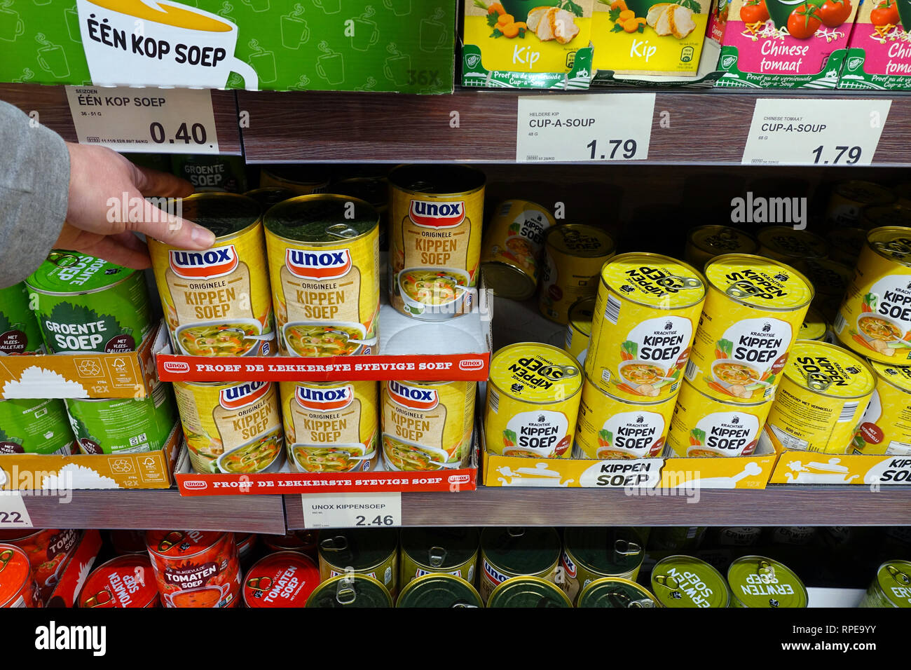 Dosen Suppe in einer ALDI Supermarkt. Stockfoto