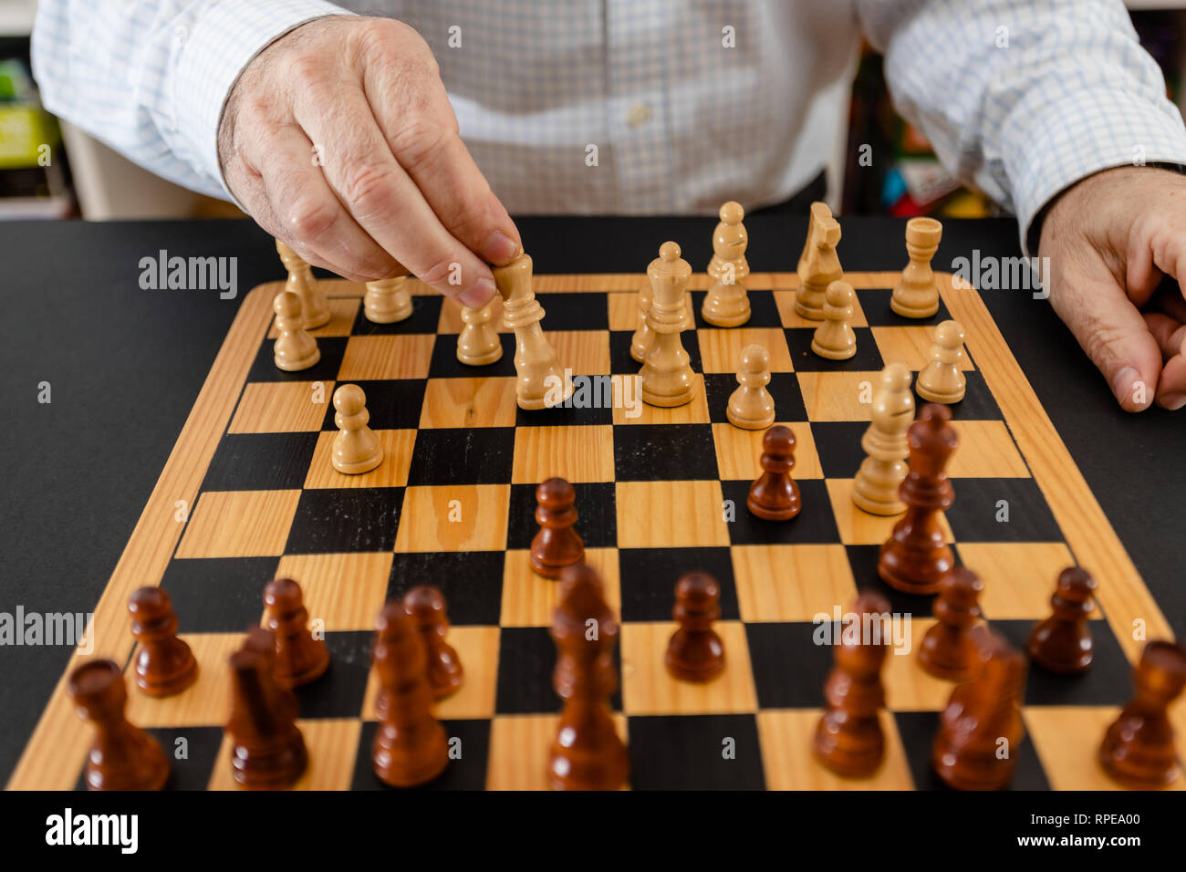 Business Mann, Schach Abbildung mit Team hinter. Strategie oder leadership Konzept. Stockfoto