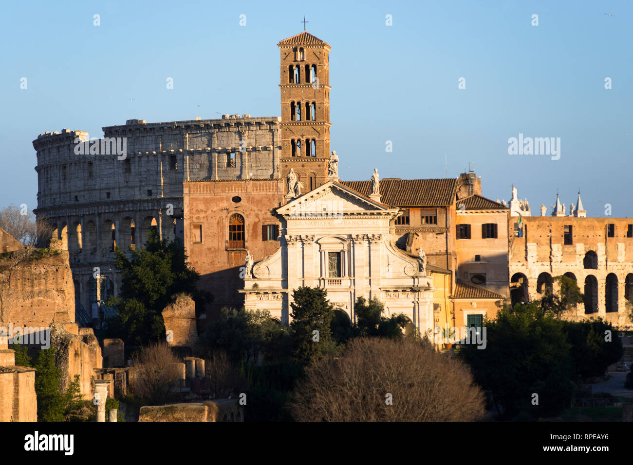 Das antike Rom Skyline der Stadt mit dem Forum Romanum und dem Kolosseum. Rom. Latium. Italien. Stockfoto