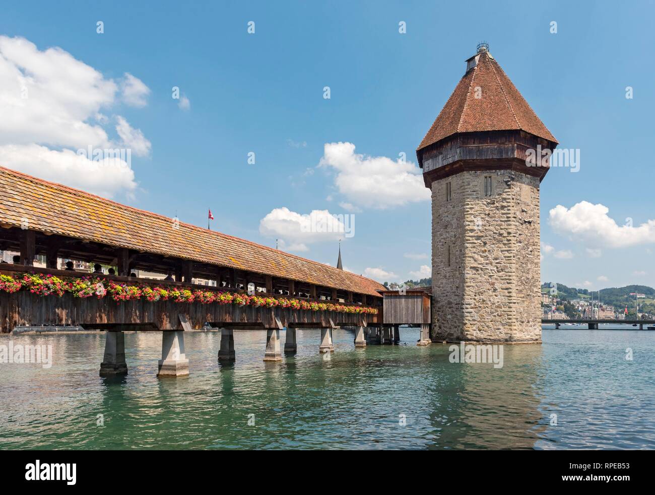 Hölzerne Kapelle Brücke, Kapellbrucke, mit Wasserturm, Wasserturm, Luzern, Luzern, Schweiz Stockfoto