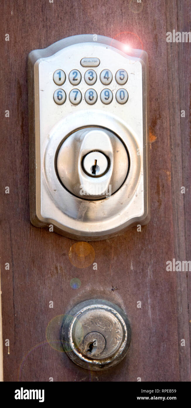 Alte und Neue, Gestern und Heute, visuelle Metapher, Türschlösser Stockfoto
