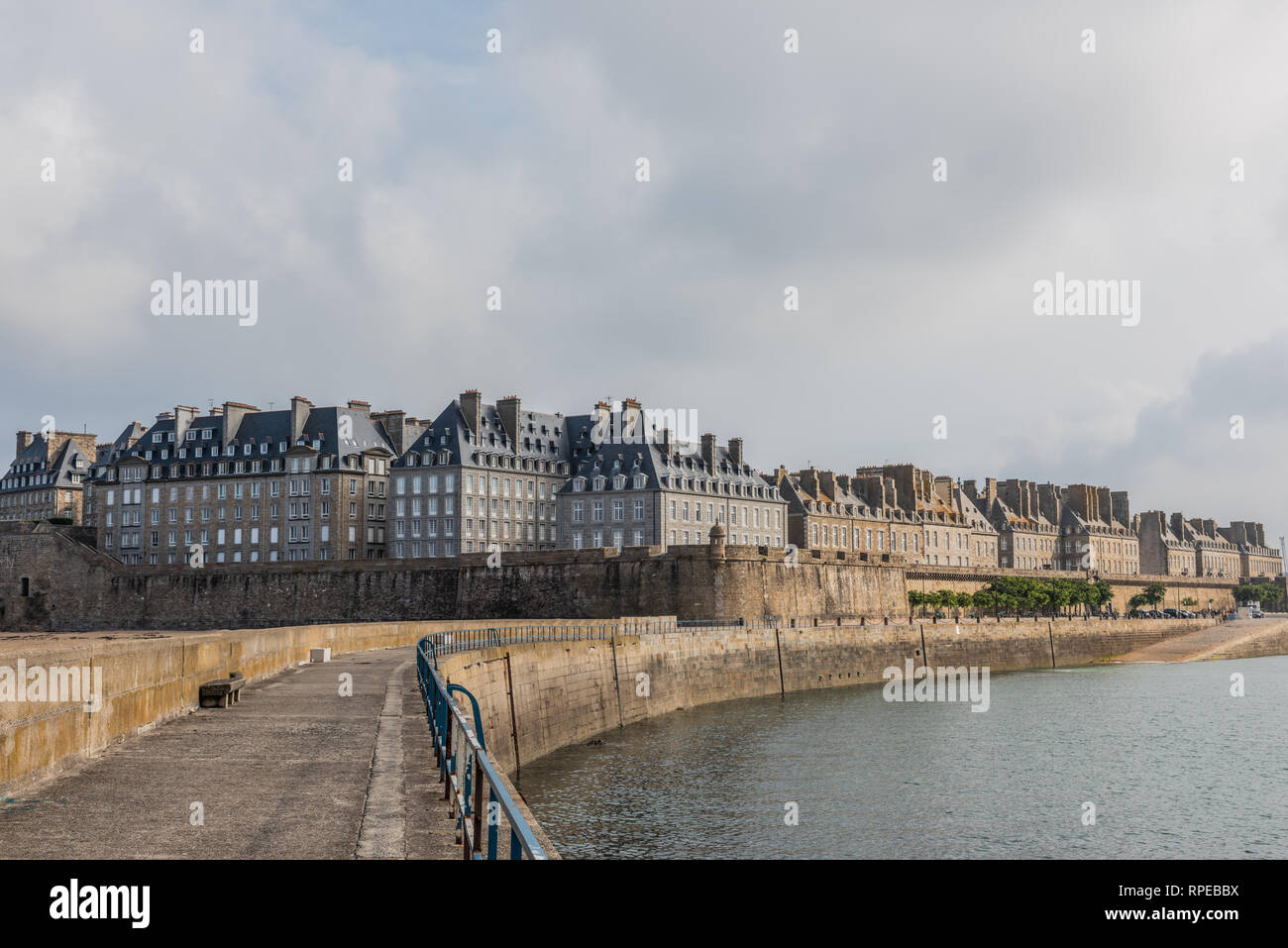 Altstadt von Saint-Malo in der Bretagne, Frankreich von der Mole aus gesehen Stockfoto