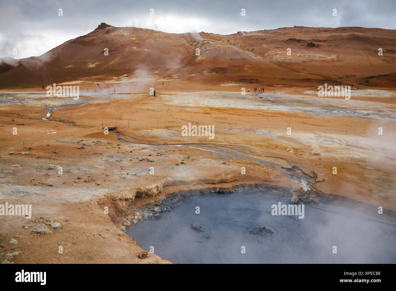 Heisse kochende Schlammlöcher am Námafjall Hverir geothermische Gebiet in der Mývatn-Region im Nordosten Island, Skandinavien Stockfoto