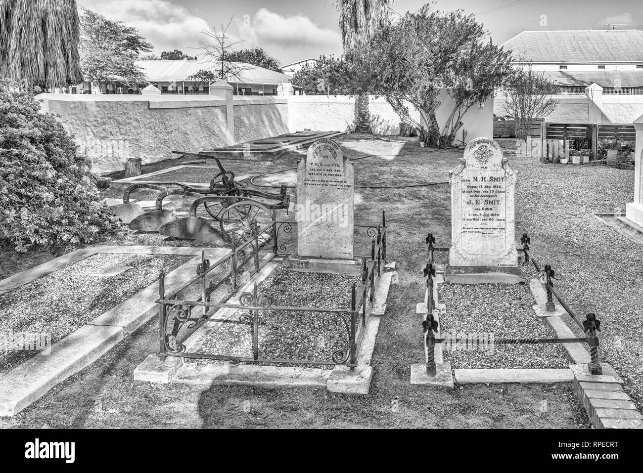 CLANWILLIAM, SÜDAFRIKA, 28. AUGUST 2018: Ein historischer Pflug und Gräber an der ersten Niederländischen Reformierten Kirche in Clanwilliam in der Provinz Western Cape Stockfoto