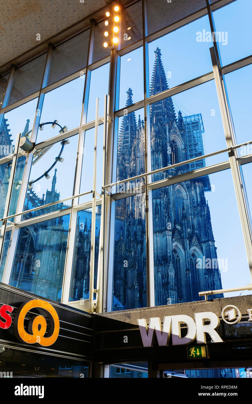 Köln, Deutschland - 16. Februar 2019: Blick aus dem Hauptbahnhof zum Kölner Dom. Mit täglich 280.000 Reisende ist es eines der Besetzt-signale Stockfoto