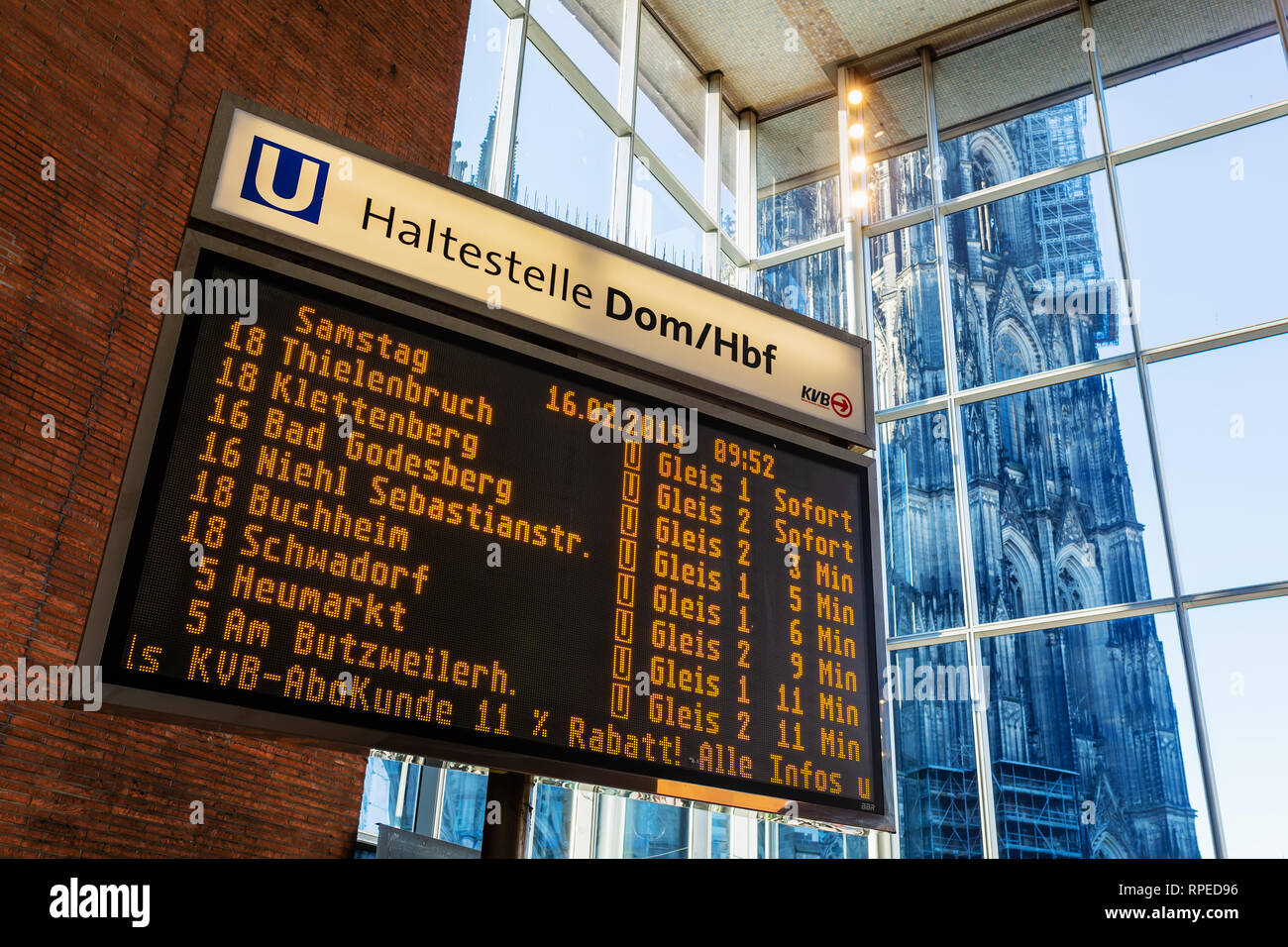 Köln, Deutschland - 16. Februar 2019: Ziel der U-Bahn im Hauptbahnhof, Dom im Hintergrund. Mit täglich 280.000 Reisende Stockfoto