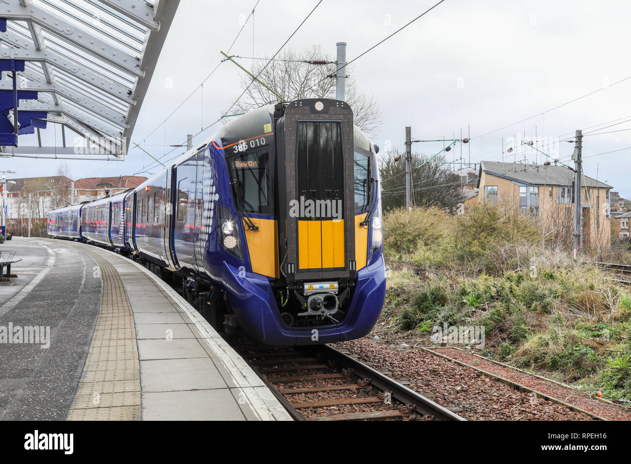 Die scotrail Klasse 385 elektrische Zug auf der Cathcart Circle Line. Die neue Hitachi Züge den Betrieb auf dieser Strecke am Montag, Februar 2019 18. Stockfoto