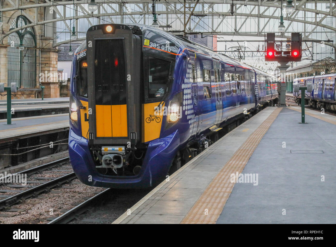 Die scotrail Klasse 385 elektrische Zug auf der Cathcart Circle Line. Die neue Hitachi Züge den Betrieb auf dieser Strecke am Montag, Februar 2019 18. Stockfoto