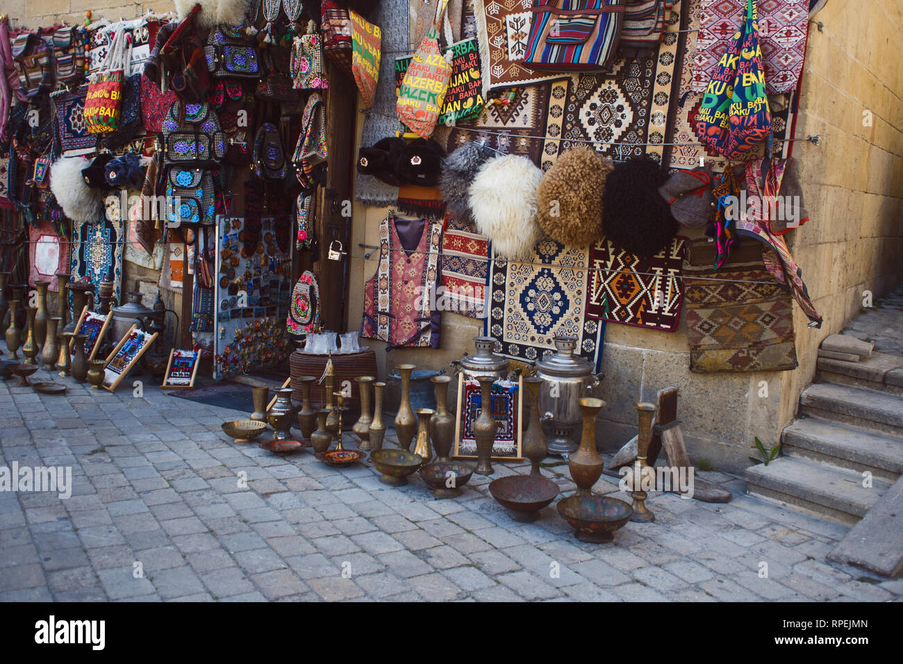 BAKU, Aserbaidschan, 28. APRIL 2018: Souvenir Shop in der Altstadt von Baku. Gegenstände zum Tisch- und Küchengebrauch Teppiche und andere Retro waren Stockfoto