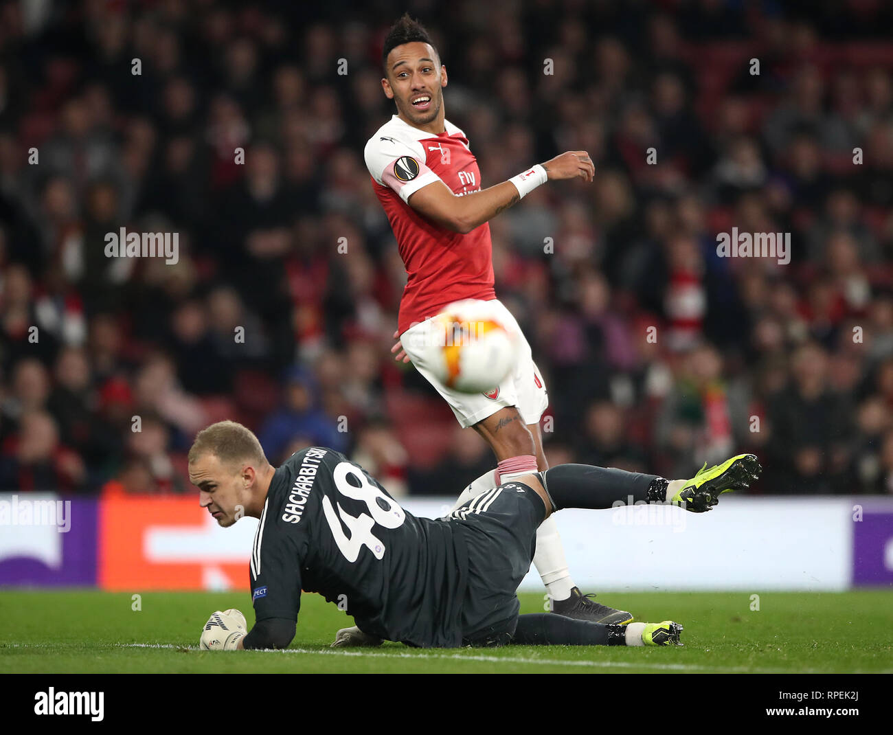 Von Arsenal Pierre-Emerick Aubameyang (rechts) sieht seinen Schuß gesperrt durch FC BATE Borisov Torwart Denis Scherbitski (links) Während der UEFA Europa League Umlauf von 32 zweites Bein Match im Emirates Stadium, London. Stockfoto