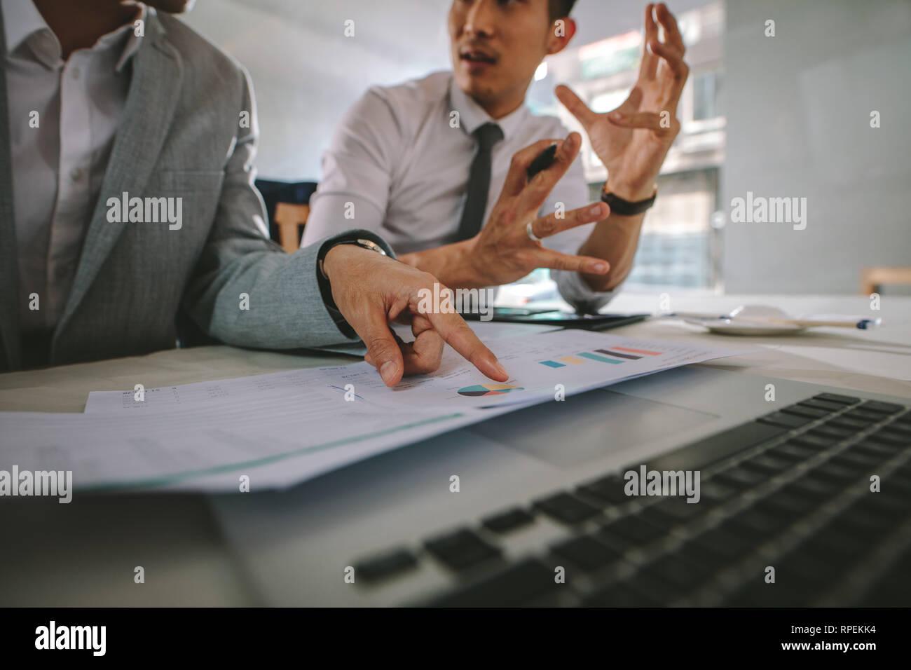 Zwei Geschäftsmänner gemeinsam über statistische Diagramme im Coffee Shop. Geschäft Leute diskutieren neue Plan für Ihr Projekt mit einigen statistischen Stockfoto