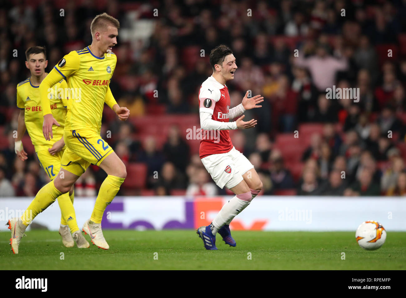 Von Arsenal Mesut Ozil (rechts) wird angezeigt, nachdem man den Ball während der UEFA Europa League Umlauf von 32 zweites Bein Match im Emirates Stadium, London zu sammeln niedergeschlagen. Stockfoto