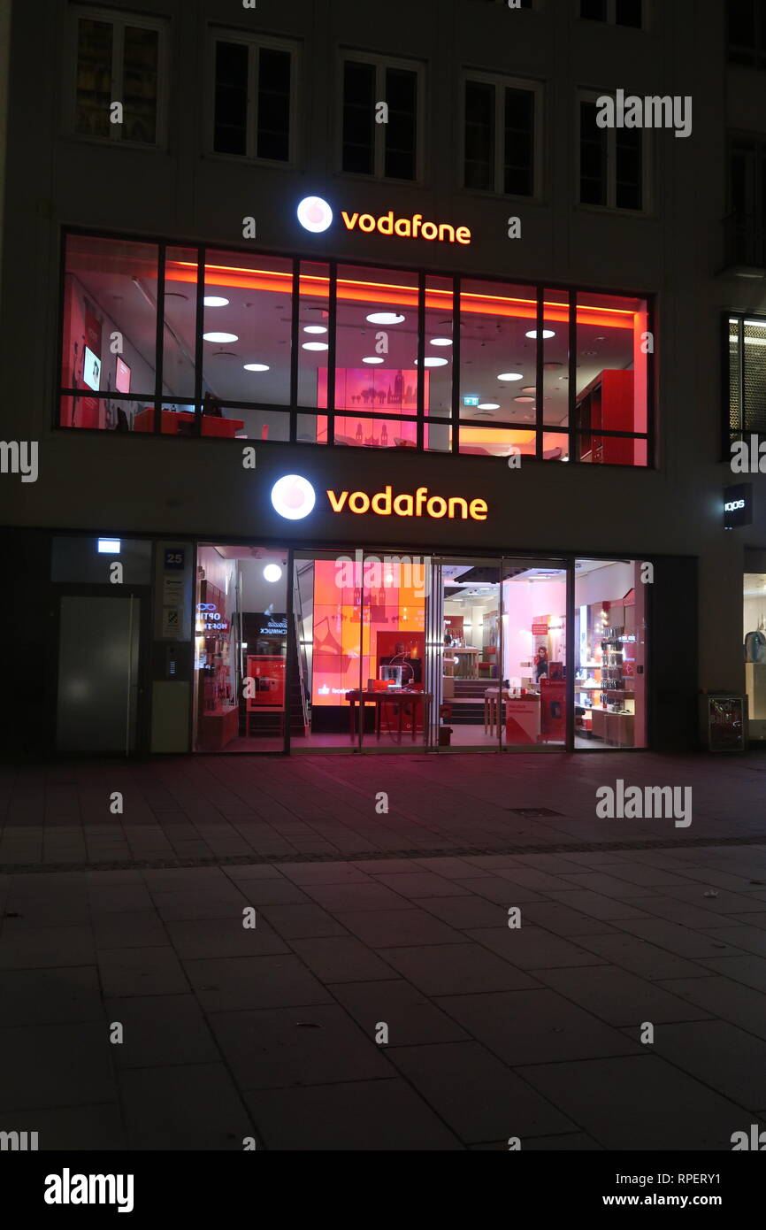 Vodafone Shop in der Nacht in München. Stockfoto