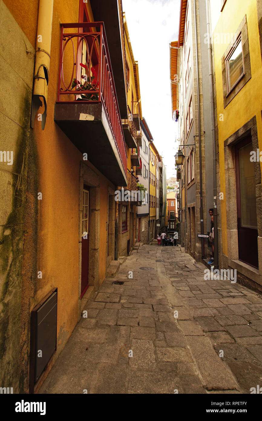 Schmale Gasse Porto in der Abendsonne Stockfoto