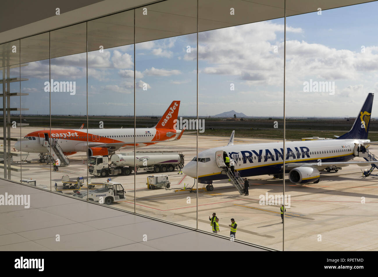 Easyjet und Ryanair Flugzeuge auf dem Boden in Corvera Flughafen, Murcia, Spanien Stockfoto