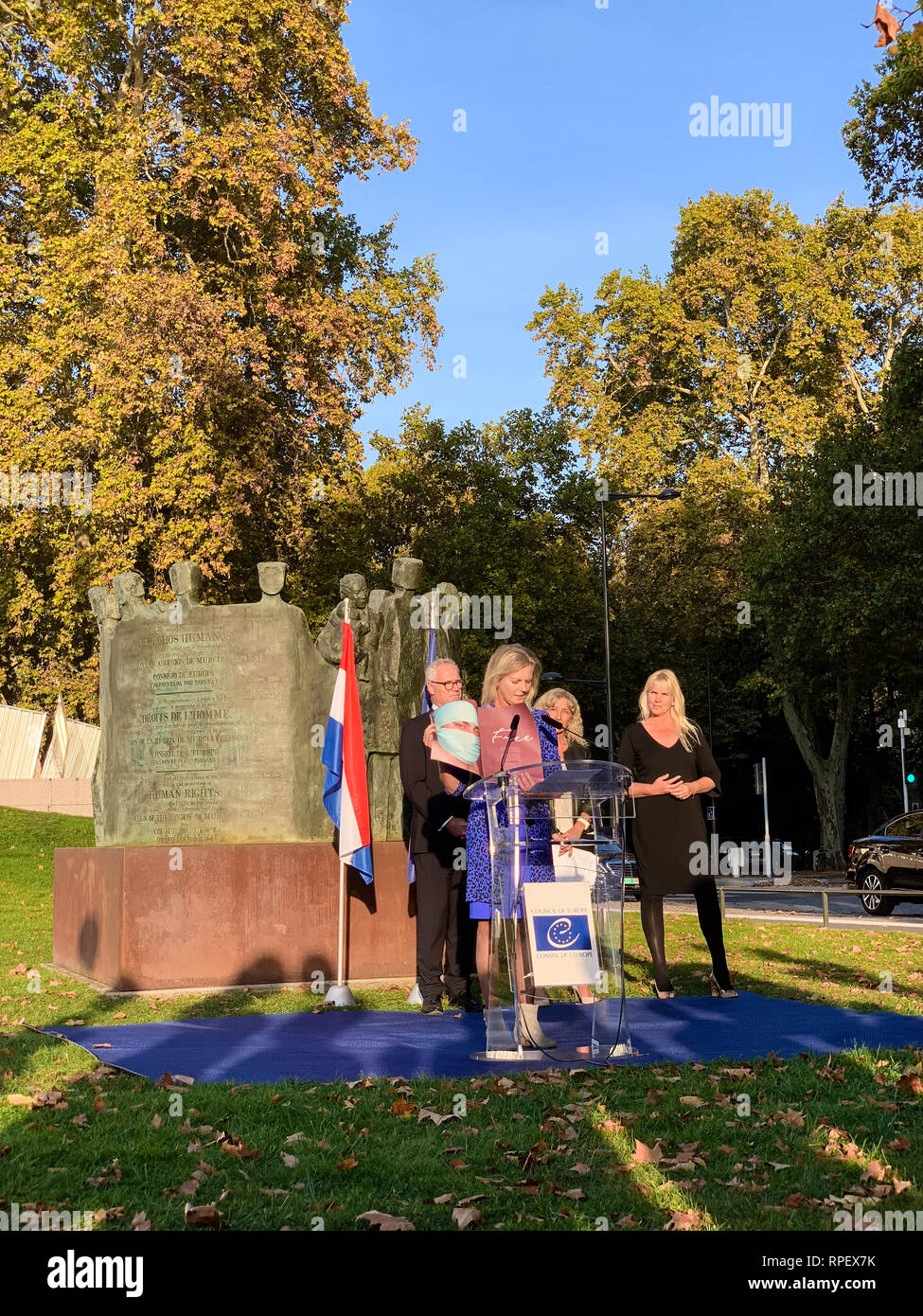 Straßburg, Frankreich - 18.Oktober 2018: Ina Hütte, Direktor des CoMensha Niederlande Stiftung Rede zur Eröffnung der Ausstellung öffnen Ihre Augen zu Menschenhandel Stockfoto