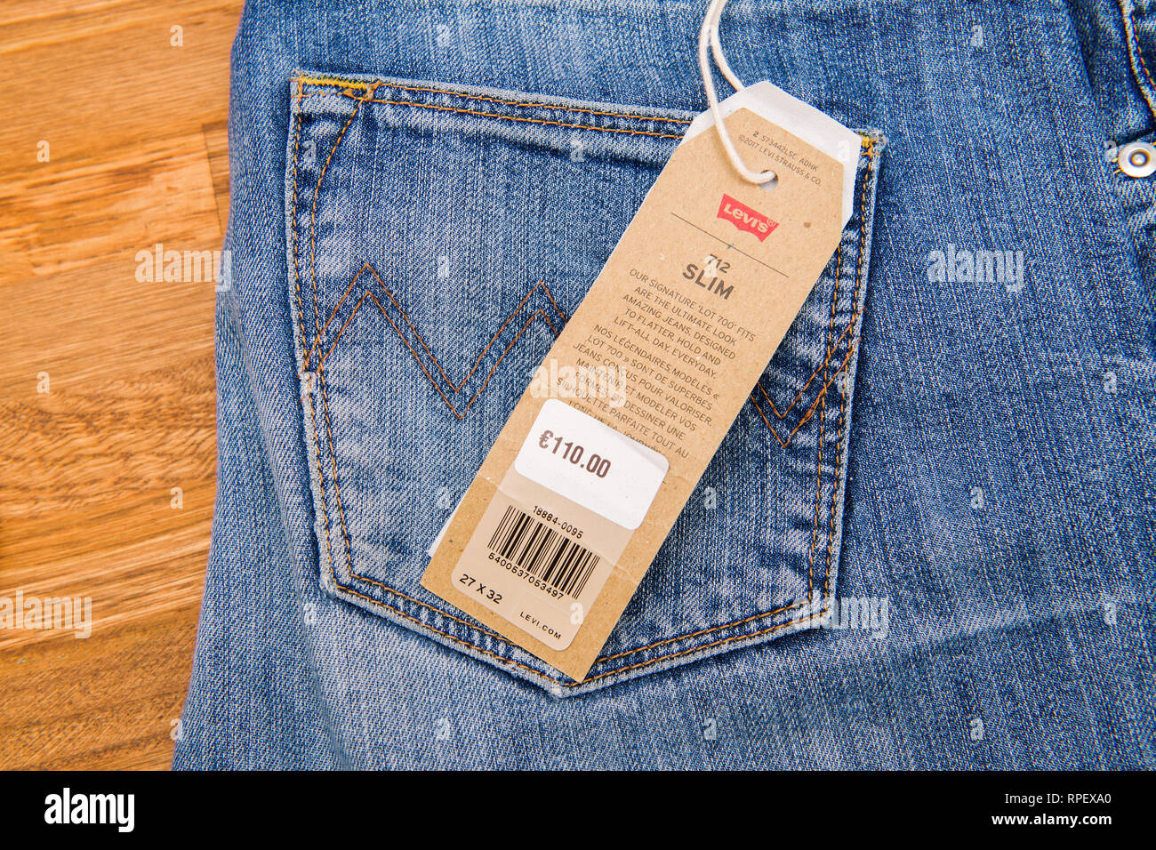Paris, Frankreich - Jan 2, 2018: Neue Jeans Mit Preisschild Von Der Levi's  Auf Die Natürlichen Hölzernen Tisch Platziert - Modell Vintage Soft Preis  110 Euro Hergestellt Stockfotografie - Alamy
