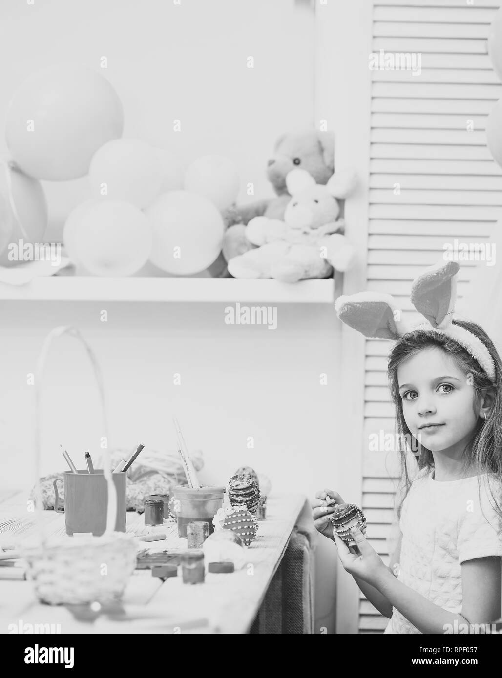 Tochter malen handgefertigte Ei bei Party Luftballons. Stockfoto