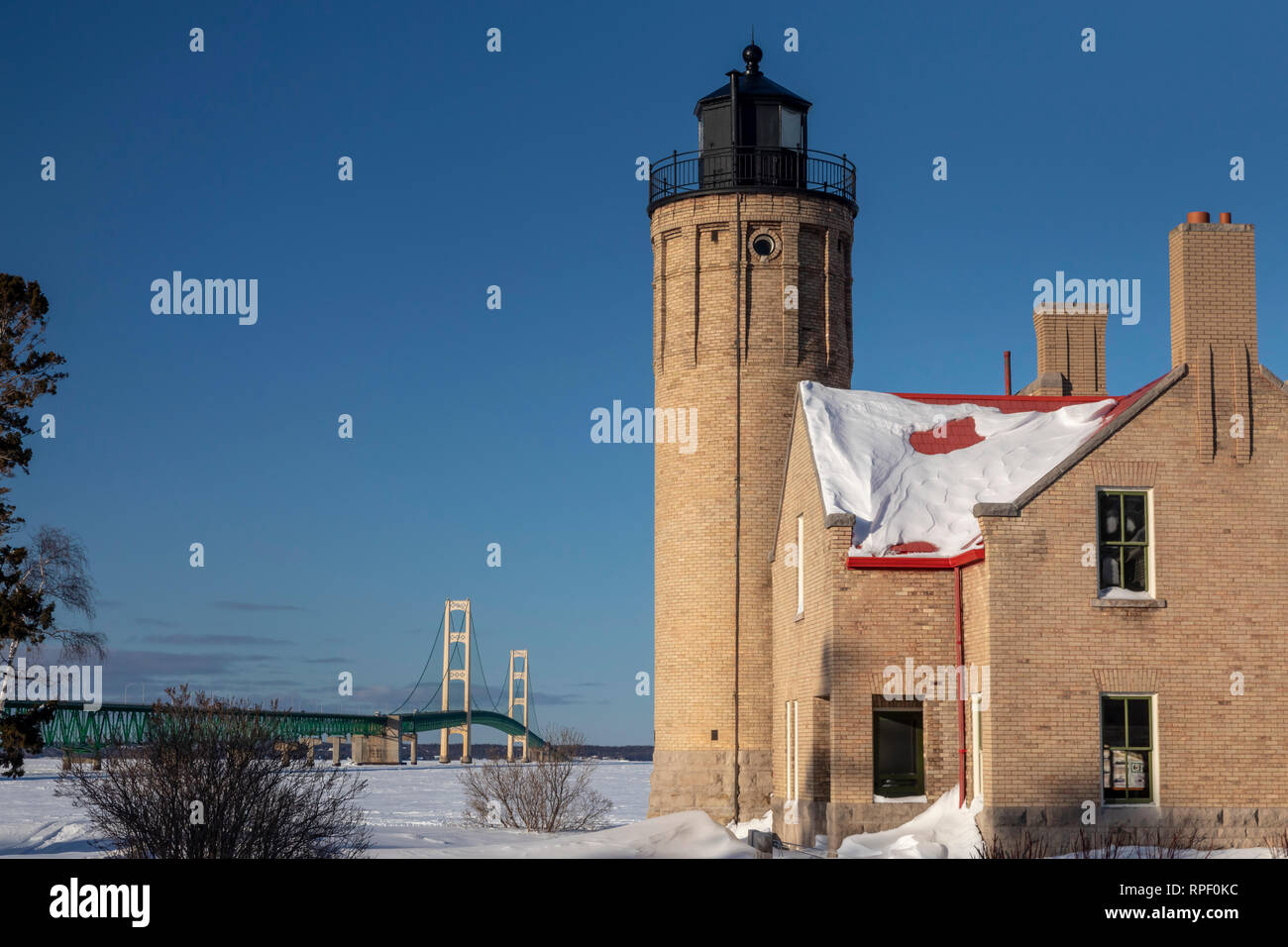 Mackinaw City, Michigan - Der alte Mackinac Point Lighthouse an der Straße von Mackinac. Der Leuchtturm betrieben von 1890 bis Die Mackinac Bridge op Stockfoto