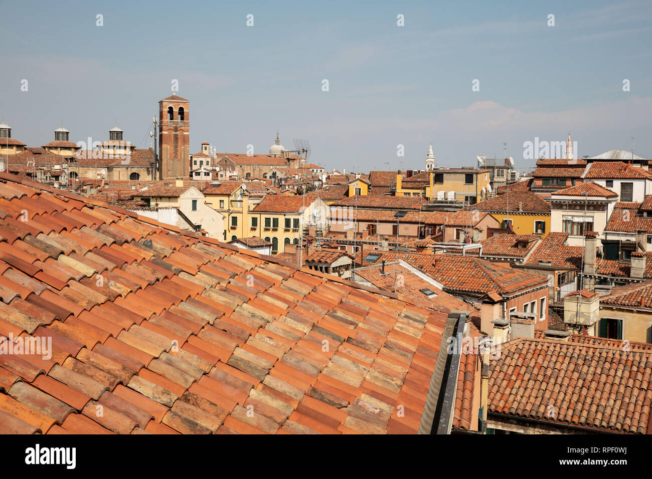 Einen der schönsten Ausblicke in Venedig wird von der Oberseite des atemberaubenden Scala Contarini del Bovolo mit Blick auf einige wunderschöne Gebäude. Stockfoto