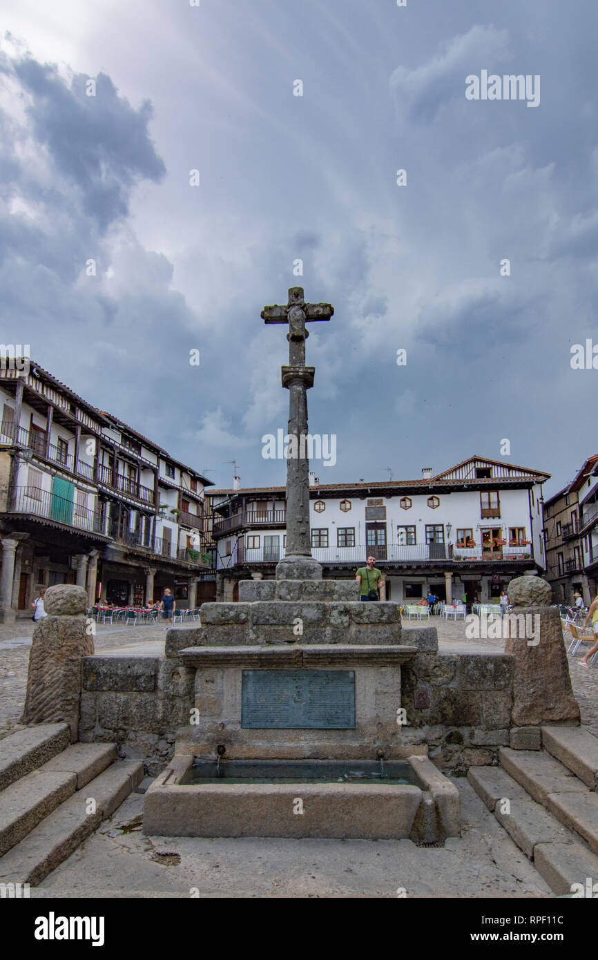 Alberca, Salamanca, Spanien; Juni 2015: Cross und Gebäude der Hauptplatz der mittelalterlichen Dorf La Alberca in der Provinz von Salamanca Stockfoto