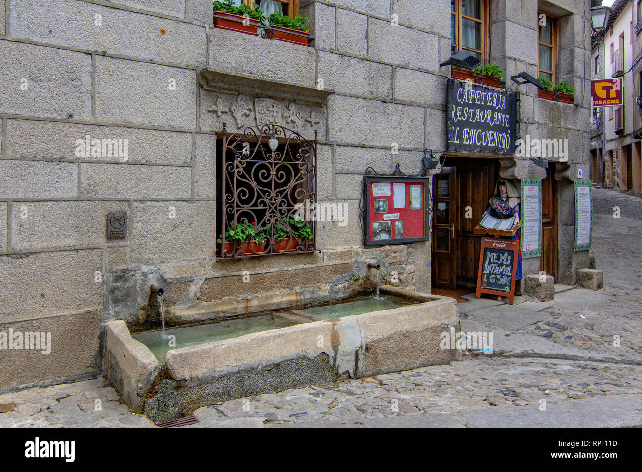Alberca, Salamanca, Spanien; Juni 2015: Brunnen und Gebäude der mittelalterlichen Dorf La Alberca in der Provinz von Salamanca Stockfoto