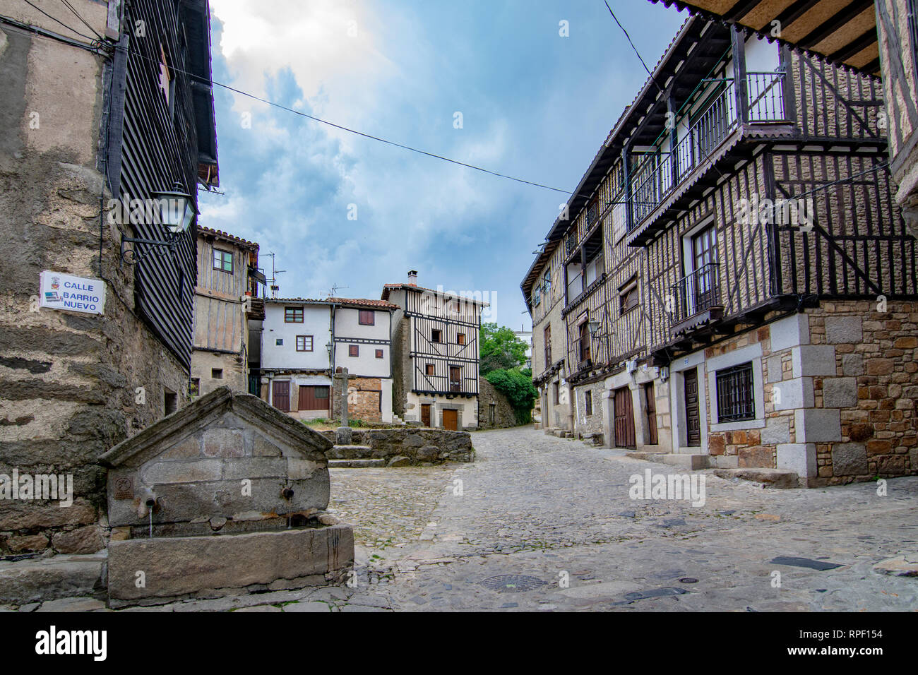 Alberca, Salamanca, Spanien; Juni 2015: Brunnen und Gebäude der mittelalterlichen Dorf La Alberca in der Provinz von Salamanca Stockfoto