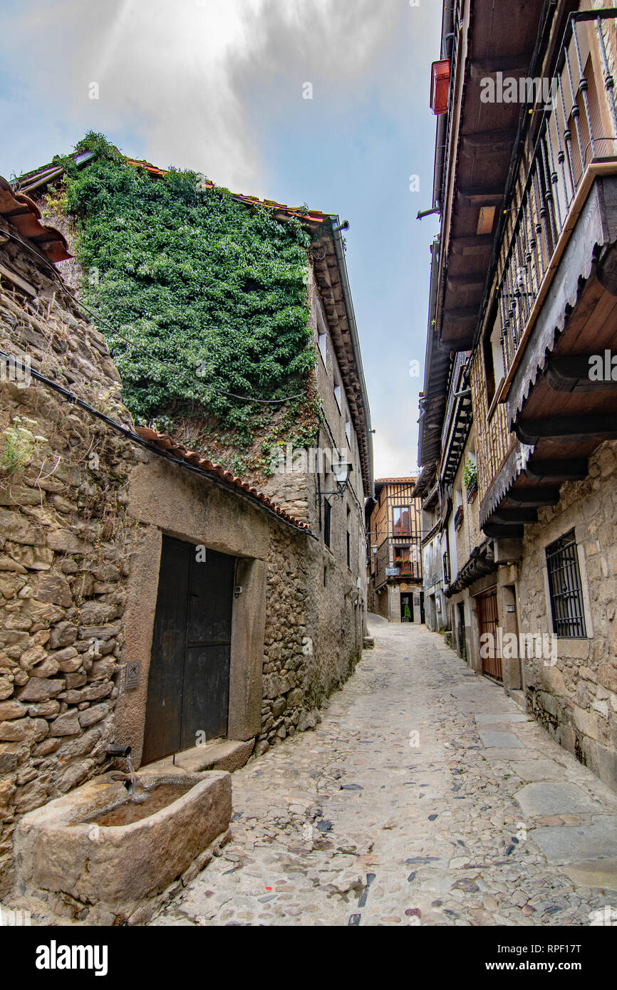 Alberca, Salamanca, Spanien; Juni 2015: Brunnen und Gebäude der mittelalterlichen Dorf La Alberca in der Provinz von Salamanca Stockfoto