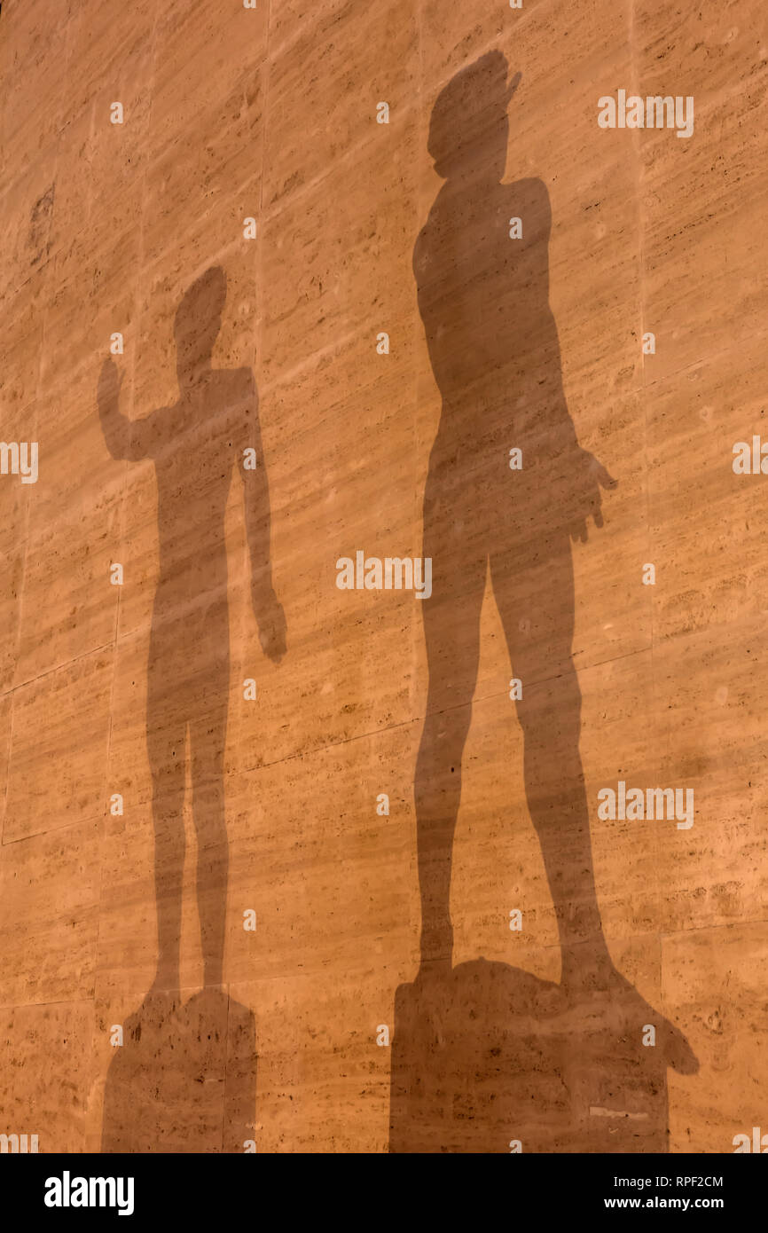 Rom - Doppel Schatten in der Nacht von einem neo-klassischen Statue einer Römischen einen faschistischen Gruß in der EUR-Zone. Stockfoto