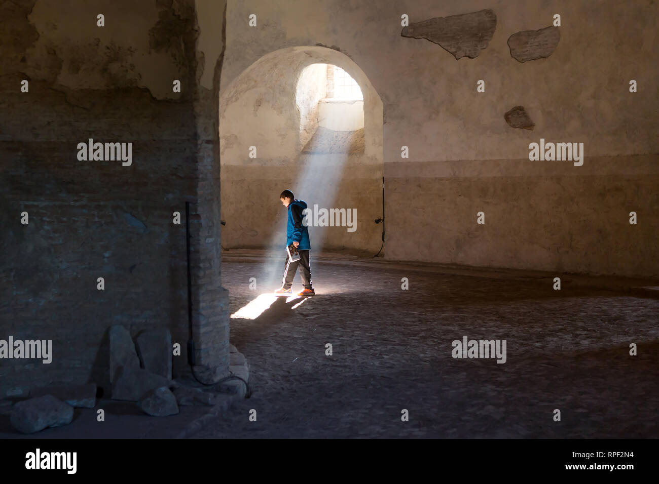 Rom - ein Besucher am Circus Maxentius entlang der Via Appia Schritten in einen Sonnenstrahl. Der Bau der Via Appia begann in 312 BC. Stockfoto