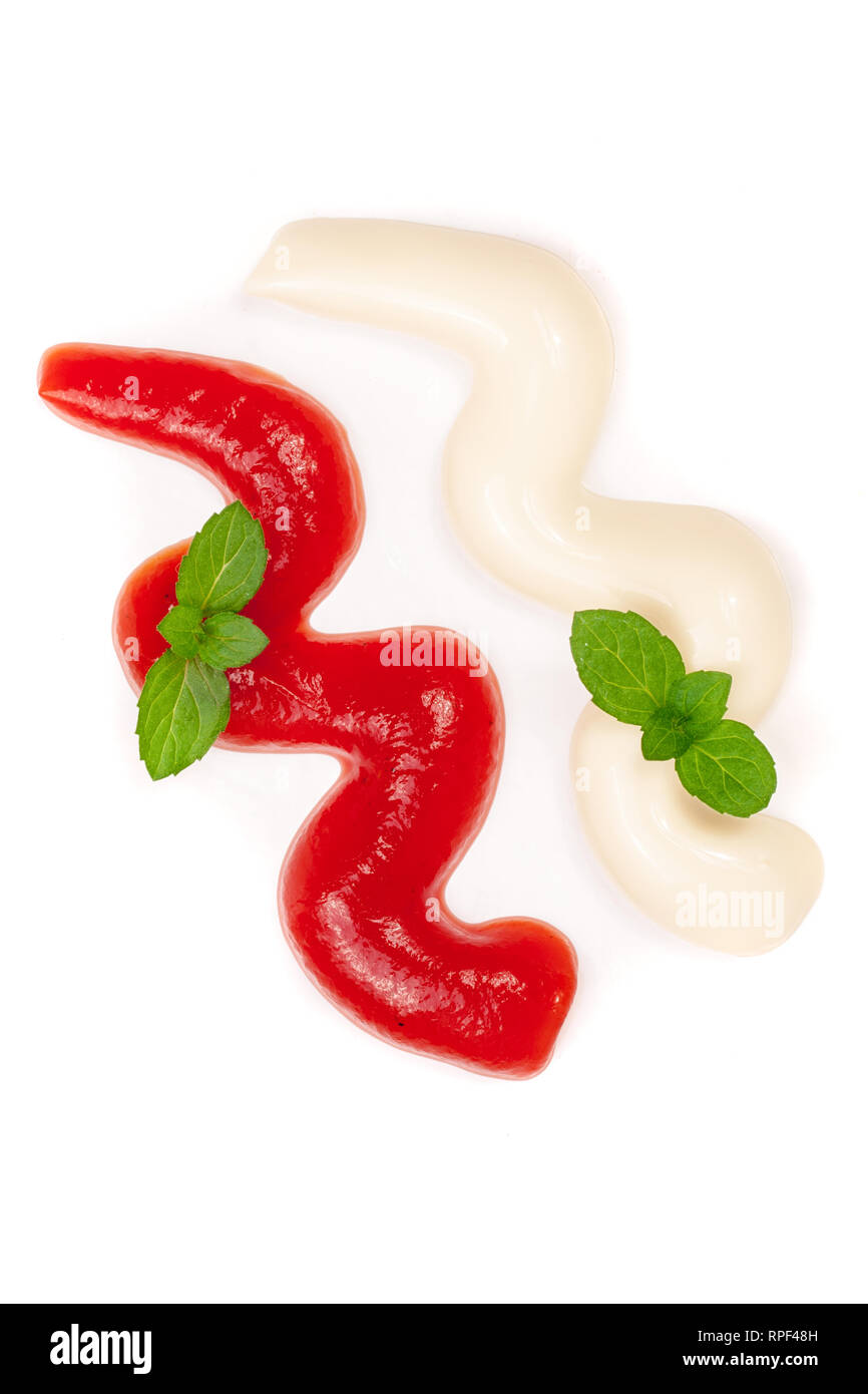 Ketchup und Mayonnaise mit einem minzeblatt auf weißem Hintergrund. Ansicht von oben Stockfoto