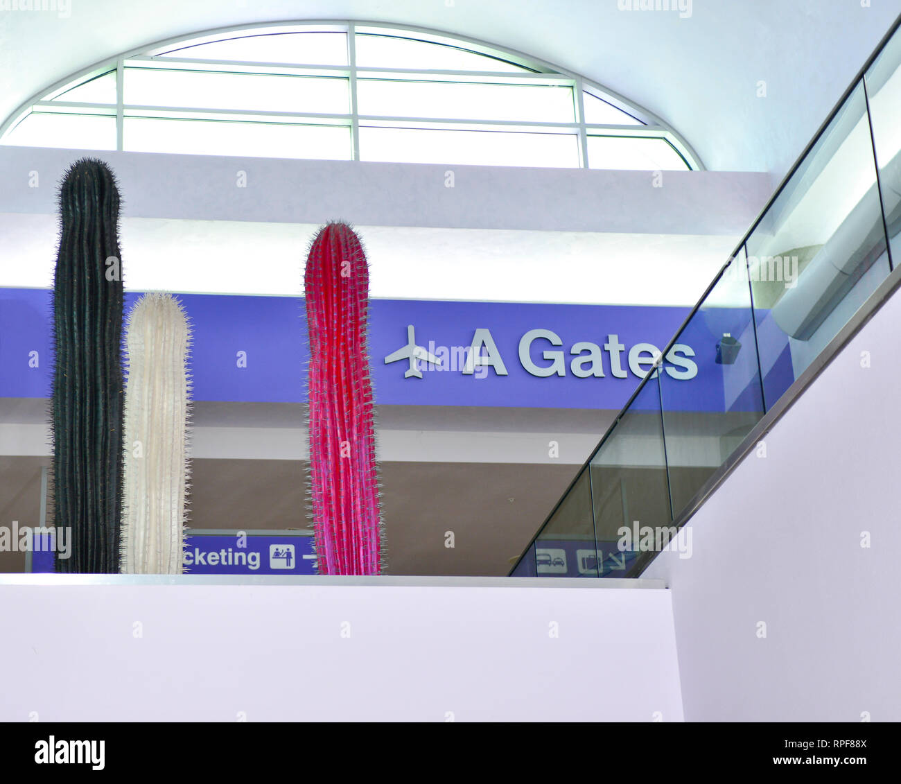 Eine surreale und modernes Interieur Szene von drei Saguaro Kakteen Skulpturen in Rosa, Schwarz und Weiß in den internationalen Flughafen Tucson, Tucson, AZ Stockfoto