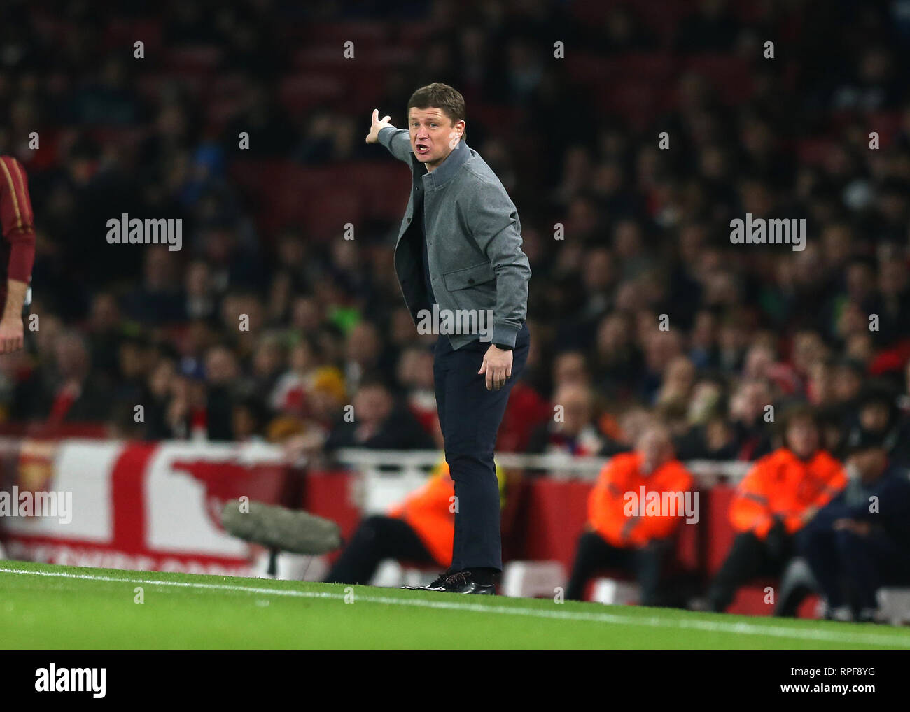 Emirates Stadium, London, UK. 21 Feb, 2019. UEFA Europa League Fußball, Arsenal gegen BATE Borisov; BATE Borisov Haupttrainer Alyaksey Baha Credit: Aktion plus Sport/Alamy leben Nachrichten Stockfoto