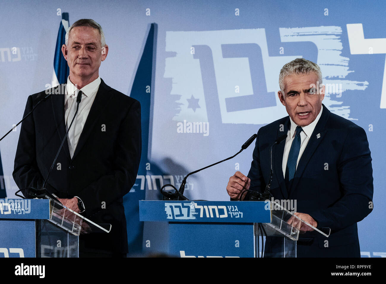 Tel Aviv, Israel. 21 Feb, 2019. Israel Widerstandsfähigkeit Parteichef BENNY GANTZ (L) und Yesh Atid leader Yair Lapid (R) offiziell verkünden ihre gemeinsame Knesset laufen im April 9 Wahl auf einer Pressekonferenz in Tel Aviv. Die neue "Blaue und Weiße Partei" schafft einen Block mit der PM Netanyahu Likud zu konkurrieren. Gantz und Lapid werden abwechselnd als Premierminister. Ehemalige IDF Stabschefs Moshe Yaalon und Gabi Ashkenazi wird auch auf der Liste stehen. Credit: Nir Alon/Alamy leben Nachrichten Stockfoto