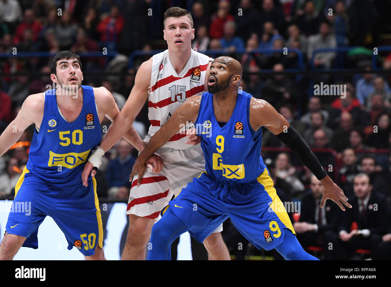 Foto Claudio Grassi/LaPresse 21 Febbraio 2019 Assago (MI) Italia sport Warenkorb AX Armani Exchange Olimpia Milano FOX Maccabi Tel Aviv - Turkish Airlines Eurolega 2018/2019 - Mediolanum Forum vs. Nella Foto: Yovel Zoosman (Nr. 50 FOX Maccabi Tel Aviv) e Alex Tyus FOX (#9 Maccabi Tel Aviv) vs Kaleb Tarczewski (#15 AX Armani Exchange Olimpia Milano) Foto Claudio Grassi/LaPresse Februar 21, 2019 Assago (MI) Italien sport Warenkorb AX Armani Exchange Olimpia Mailand FOX vs Maccabi Tel Aviv - Turkish Airlines EuroLeague 2018/2019 - Mediolanum Forum. Im Bild: Yovel Zoosman (Nr. 50 FOX Maccabi Tel Aviv) ein Stockfoto