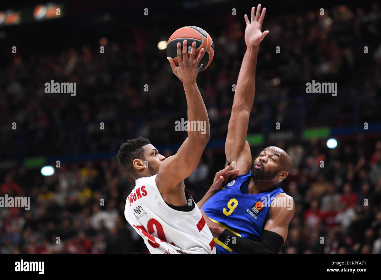 Foto Claudio Grassi/LaPresse 21 Febbraio 2019 Assago (MI) Italia sport Warenkorb AX Armani Exchange Olimpia Milano FOX Maccabi Tel Aviv - Turkish Airlines Eurolega 2018/2019 - Mediolanum Forum vs. Nella Foto: Jeff Brooks (Nr. 32 AX Armani Exchange Olimpia Milano) vs Alex Tyus FOX (#9 Maccabi Tel Aviv) Foto Claudio Grassi/LaPresse Februar 21, 2019 Assago (MI) Italien sport Warenkorb AX Armani Exchange Olimpia Mailand FOX vs Maccabi Tel Aviv - Turkish Airlines EuroLeague 2018/2019 - Mediolanum Forum. Im Bild: Jeff Brooks (Nr. 32 AX Armani Exchange Olimpia Milano) vs Alex Tyus FOX (#9 Maccabi Tel Aviv) Stockfoto