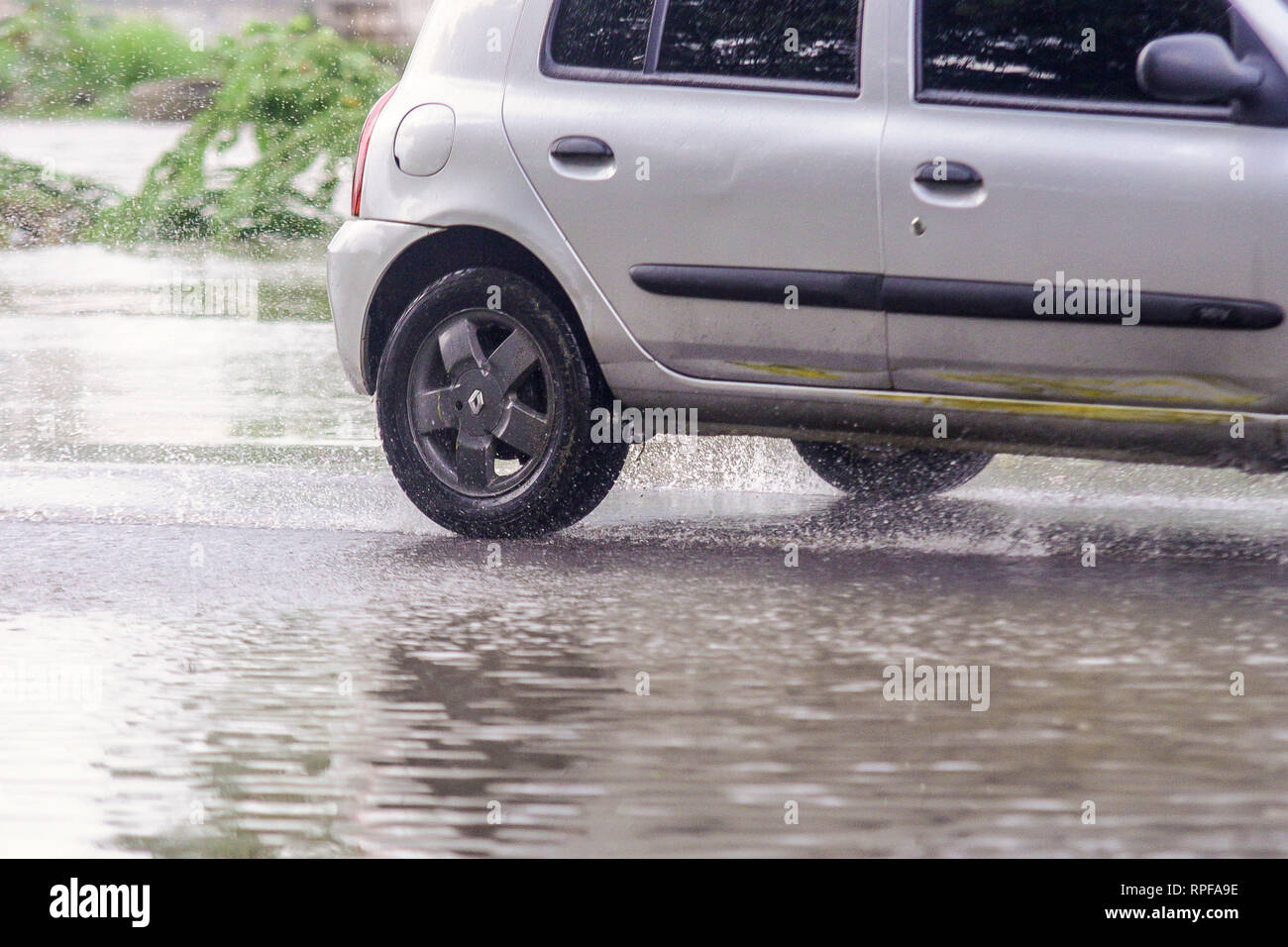 PR - Curitiba - 02/27/2019 - starker Regen in Curitiba - Starker Regen überläuft die Bel m Fluss in Curitiba Störungen in der Region. Foto: Gabriel Machado/AGIF Stockfoto