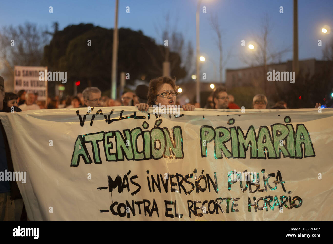 Madrid, Madrid, Spanien. 21 Feb, 2019. Ein Banner, dass sagt, grundlegende medizinische Betreuung. Mehr öffentliche Erfindung während des Protestes gesehen. Hunderte von Arbeitern des Gesundheitssektors in der Nachbarschaft von Vallecas in Madrid gegen die Kürzungen und Armen labral Bedingungen protestiert. Credit: Lora Grigorova/SOPA Images/ZUMA Draht/Alamy leben Nachrichten Stockfoto