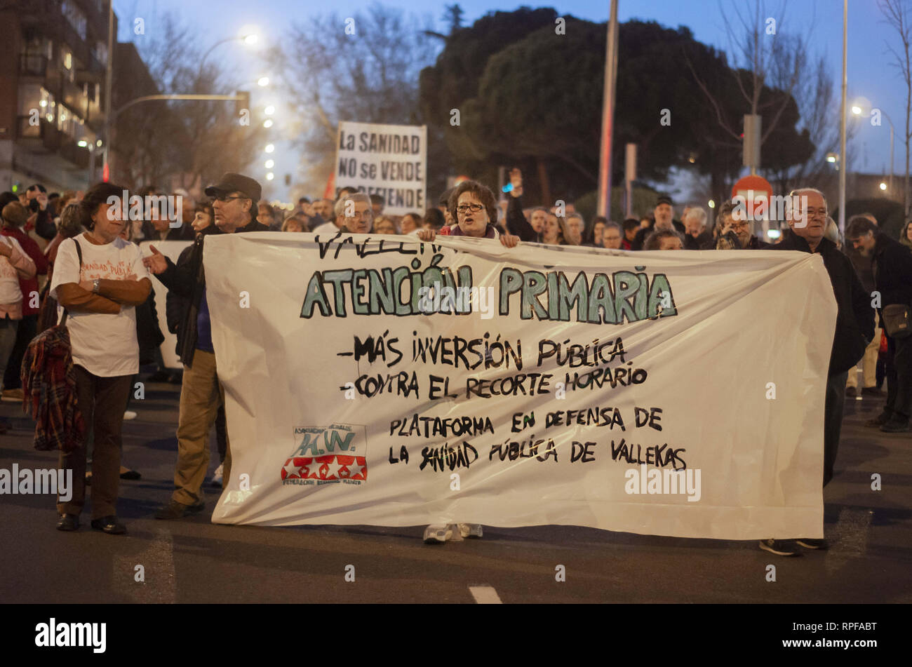 Madrid, Madrid, Spanien. 21 Feb, 2019. Demonstranten mit einer Fahne, die sagt, grundlegende medizinische Hilfe gesehen. Mehr öffentliche Erfindung, während des Protestes. Hunderte von Arbeitern des Gesundheitssektors in der Nachbarschaft von Vallecas in Madrid protestierten gegen Kürzungen und Armen labral Bedingungen. Credit: Lora Grigorova/SOPA Images/ZUMA Draht/Alamy leben Nachrichten Stockfoto
