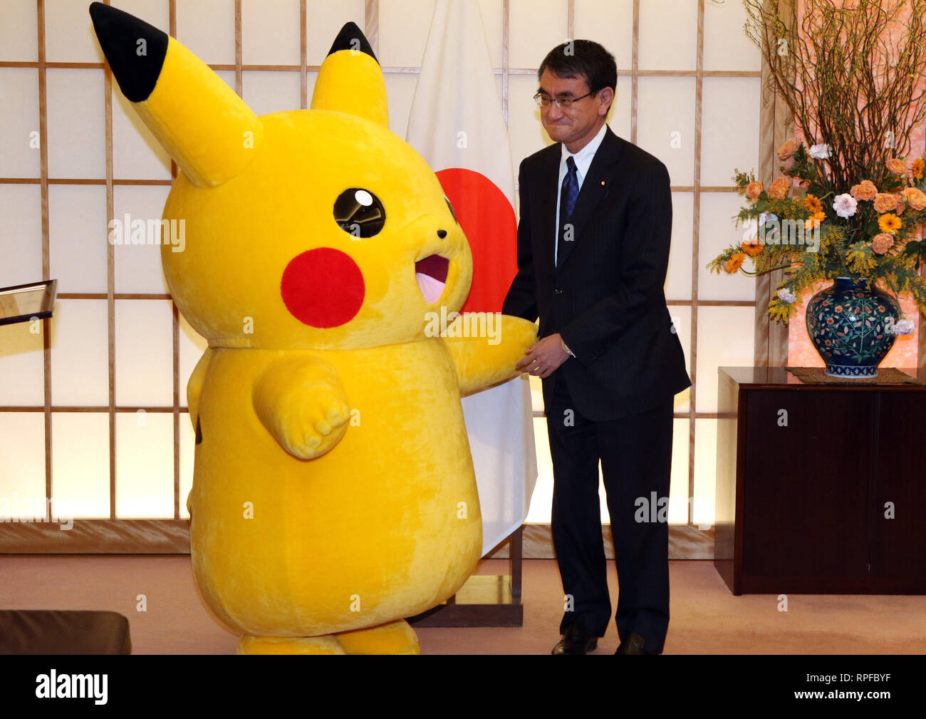 Tokio, Japan. 21 Feb, 2019. Pokemon Pikachu erhält ein Zeichen der Anerkennung für den Beitrag als Maskottchen Charakter zu "EXPO 2025 in Osaka" von Außenminister Taro Kono (R) an der Kono's Büro in Tokio am Donnerstag, 21. Februar 2019 einladen. Japan war als Gastgeberland der EXPO 2025 in Paris im letzten Jahr gewählt. Credit: Yoshio Tsunoda/LBA/Alamy leben Nachrichten Stockfoto