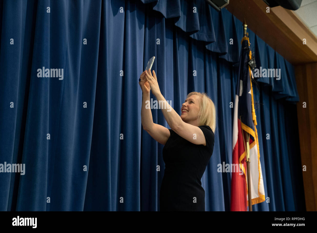 United States Senator Kirsten Gillibrand, ein Demokrat von New York, nimmt eine selfie von der Bühne mit ihrem Publikum im Hintergrund, während einer Rede an der Ann Richards Schule für junge Frauen Führer in Austin. Gillibrand, 52, hat ihr Angebot für die demokratische Präsidentschaftskandidatur 2020 im Januar 2019. Stockfoto